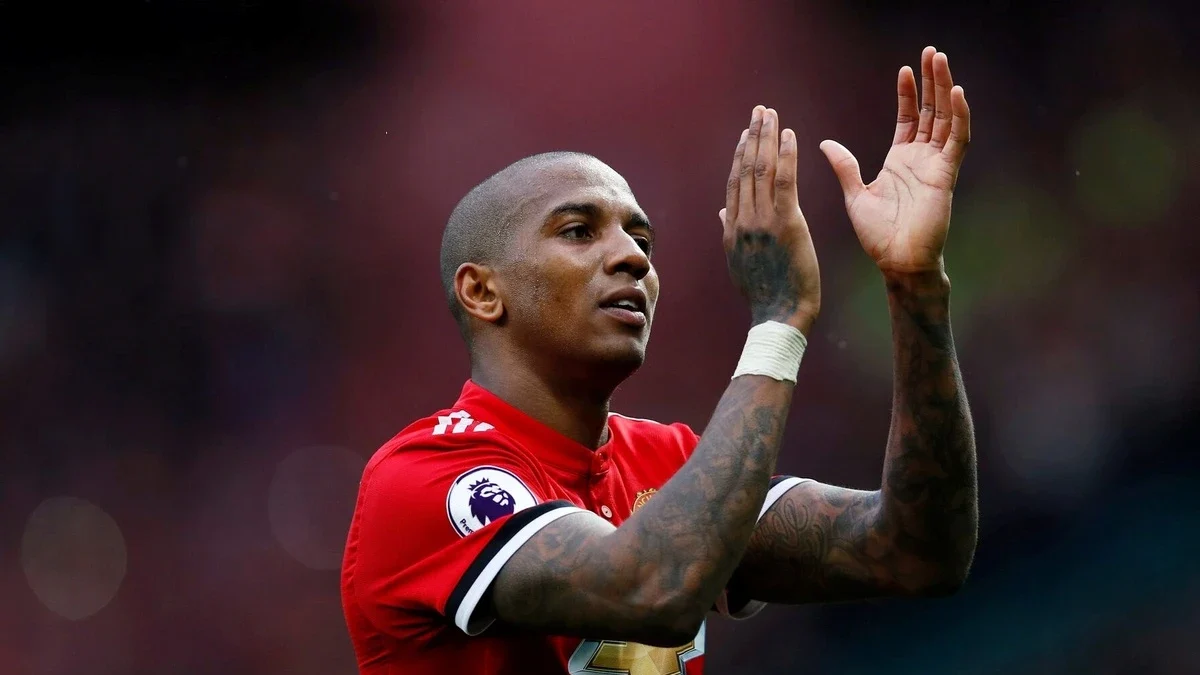 ashley-young-tuyen-bo-giai-nghe